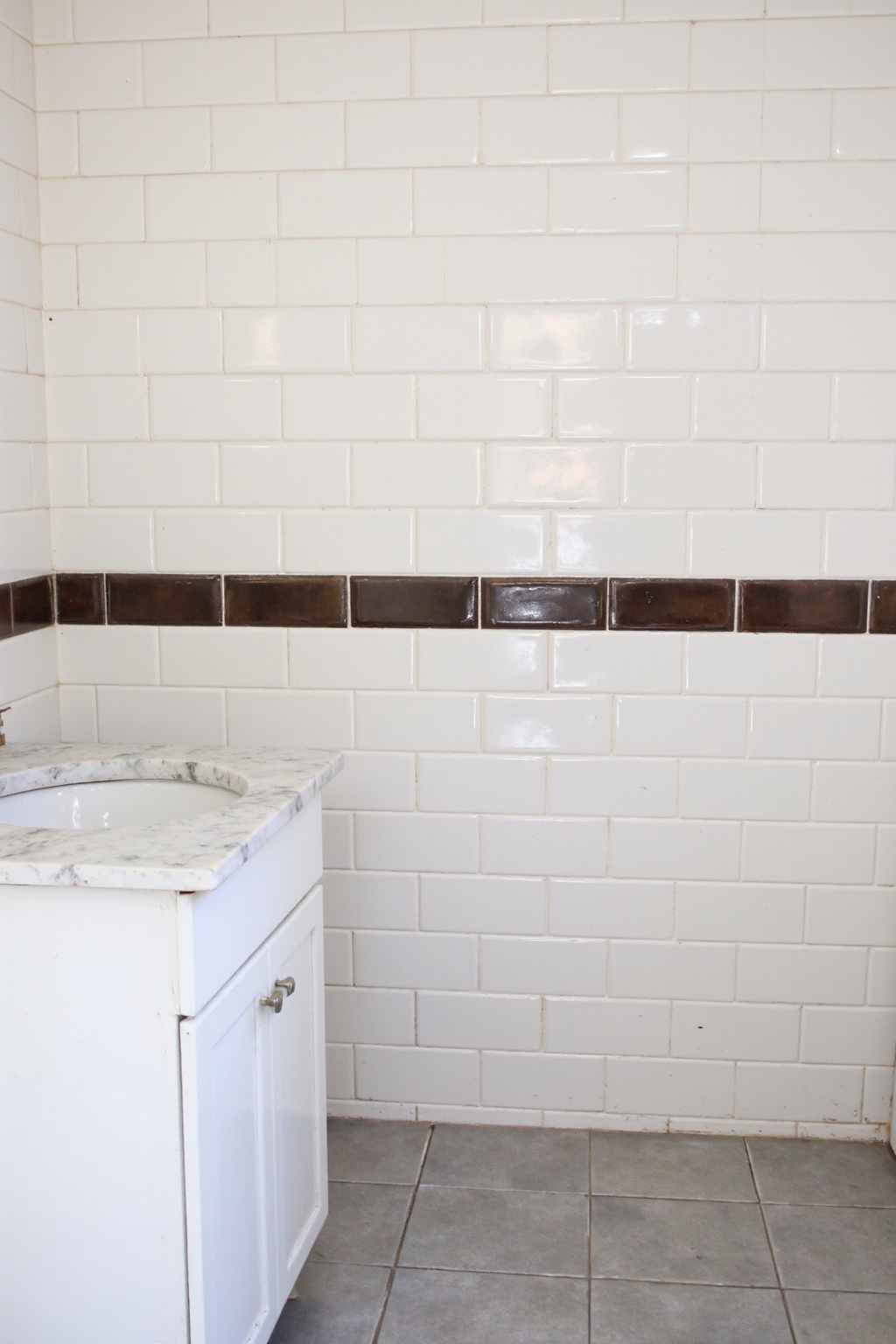 bathroom inspiration decor, bathroom floor tiles, colorful floor tile, bathroom white tile ideas, bathroom light tiles