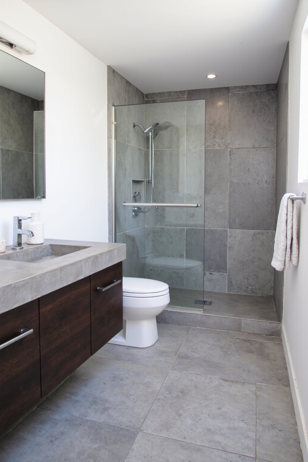 bathroom renos, bathroom inspiration decor, bathroom floor tile, light tile bathroom, bathroom light tiles