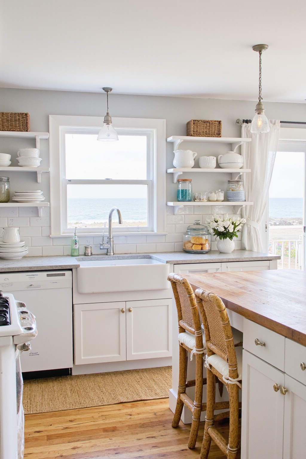 coastal kitchen design, coastal kitchen, white beach kitchen ideas, rustic coastal kitchen, coastal kitchen counter decor ideas