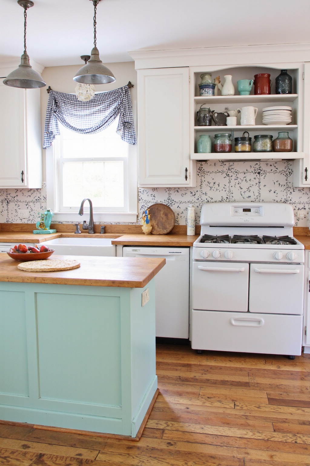 rustic farmhouse kitchen, farmhouse kitchens, small country kitchen, rustic kitchen cabinets, brown cabinets farmhouse kitchen