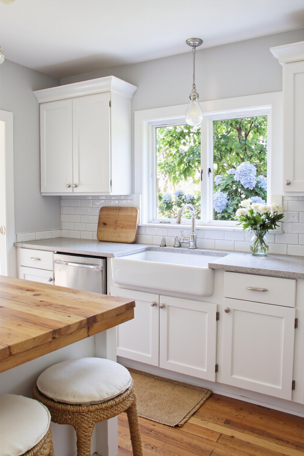coastal kitchen design, coastal kitchen island inspiration, kitchen coastal style, coastal transitional kitchen, coastal backsplash kitchen