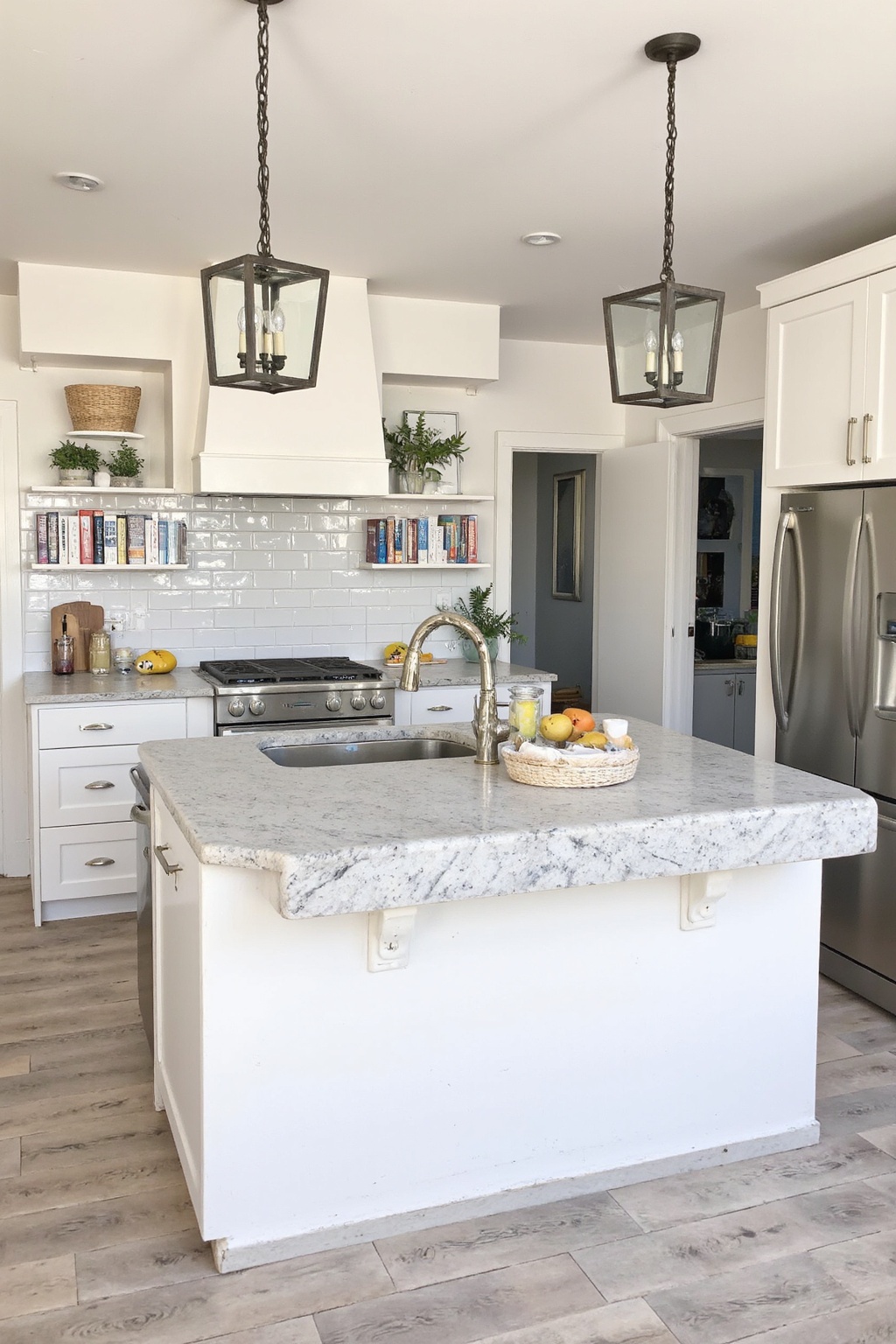 farmhouse kitchen design, farmhouse kitchen inspiration, modern farmhouse kitchens, farmhouse kitchen cabinets, rustic kitchen cabinets